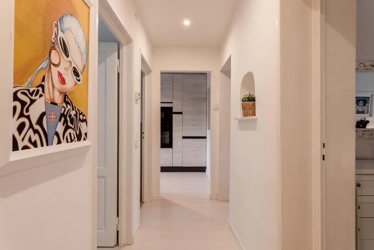 Gallery Art Apartment In San Frediano Флоренция