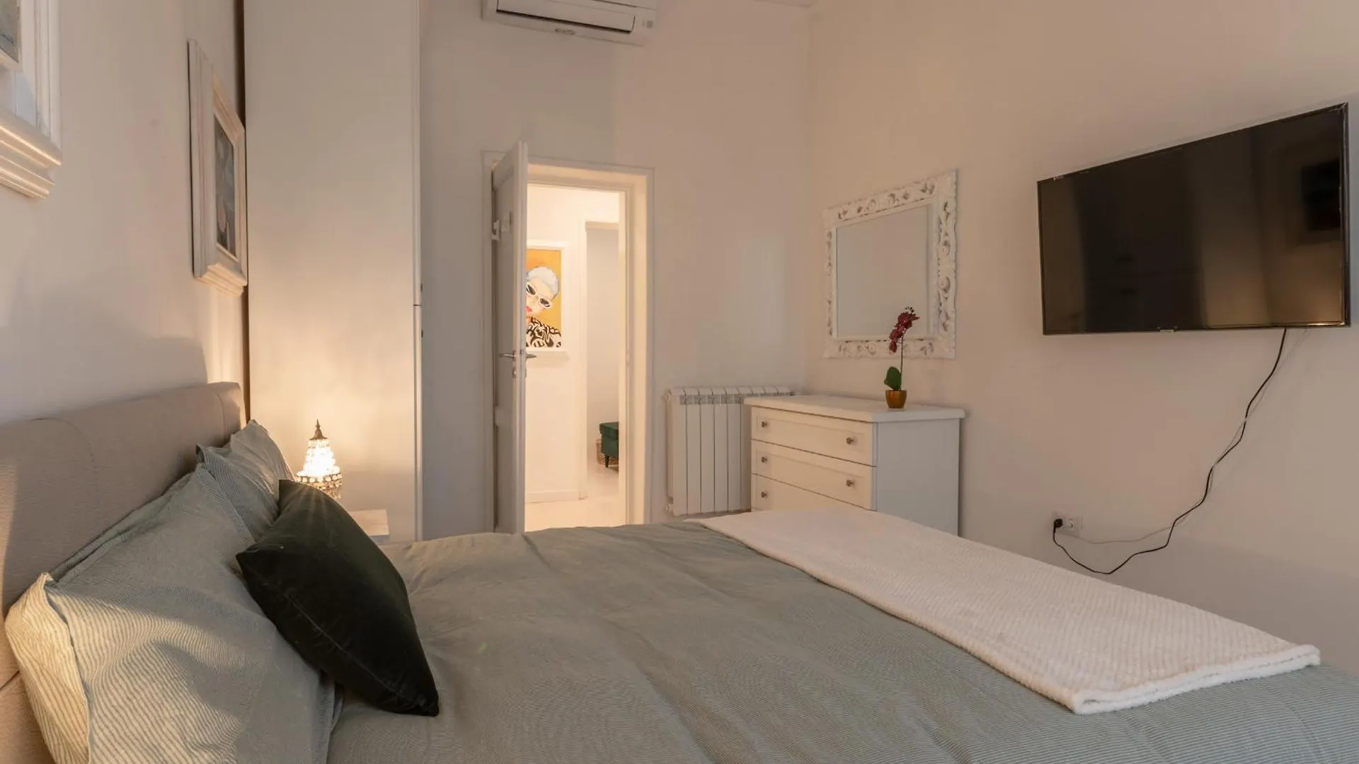 Gallery Art Apartment In San Frediano Флоренция