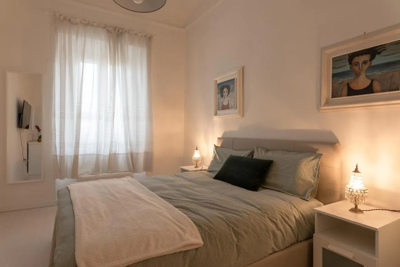 Gallery Art Apartment In San Frediano Флоренция