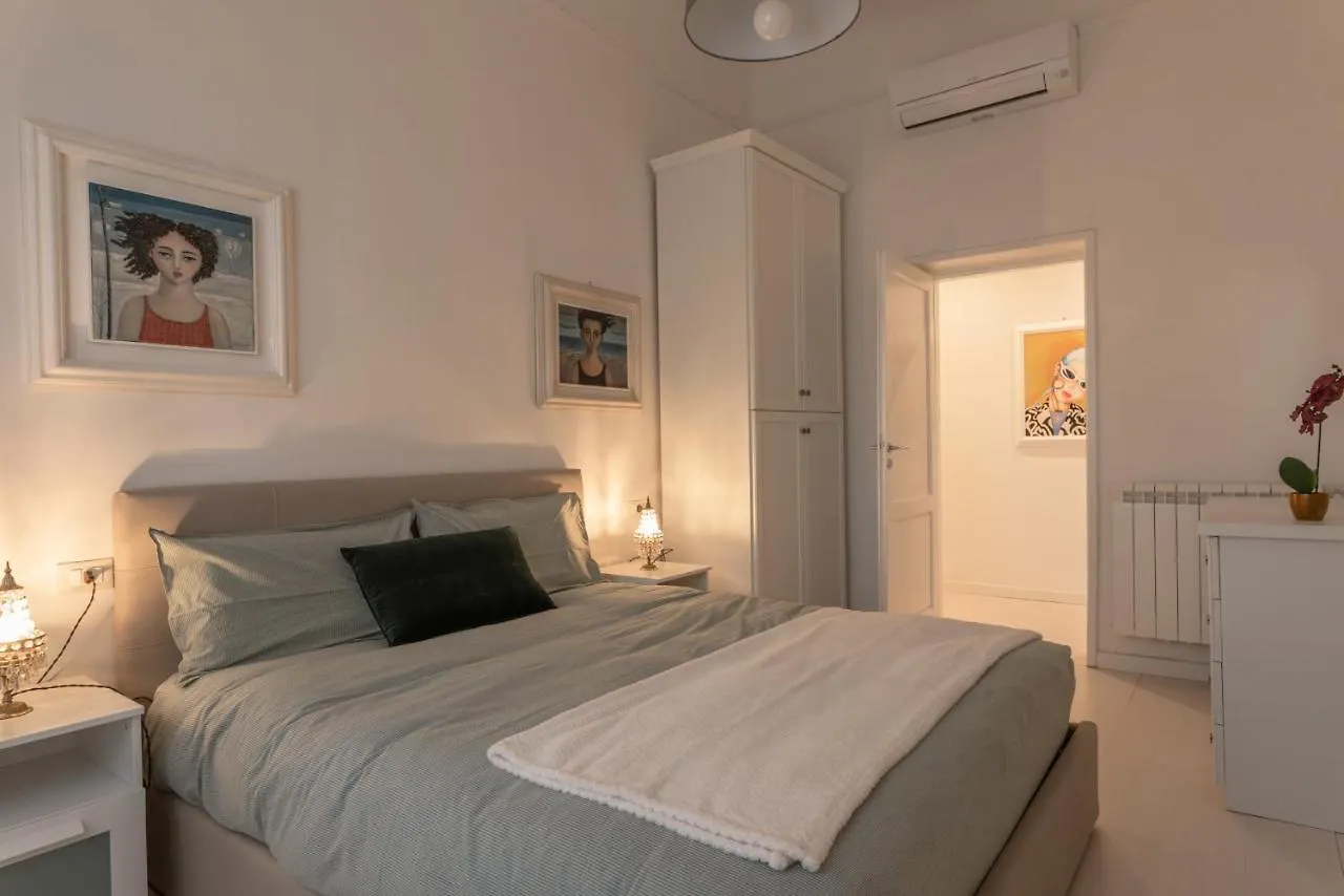 Gallery Art Apartment In San Frediano Флоренция Италия