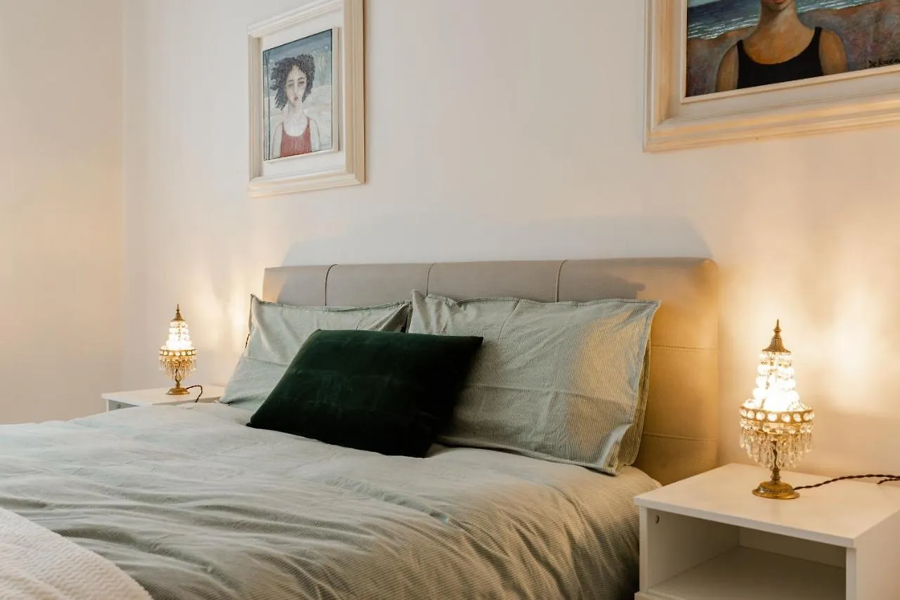 Gallery Art Apartment In San Frediano Флоренция
