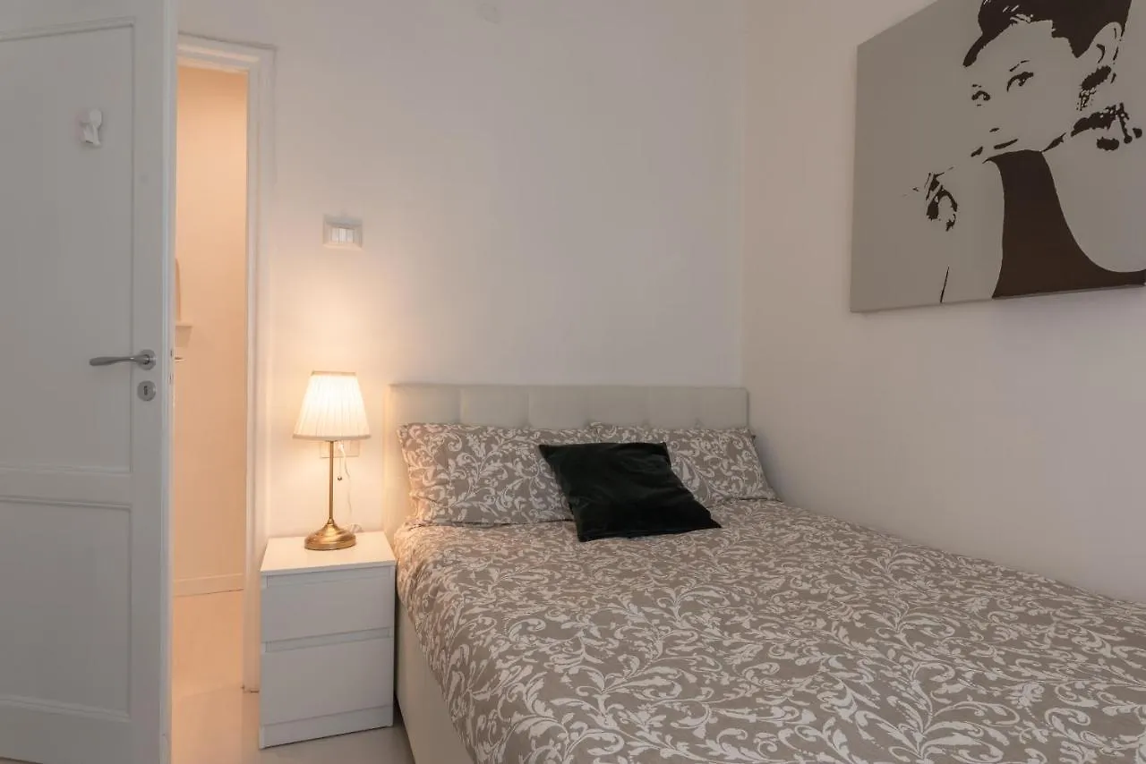 Gallery Art Apartment In San Frediano Флоренция